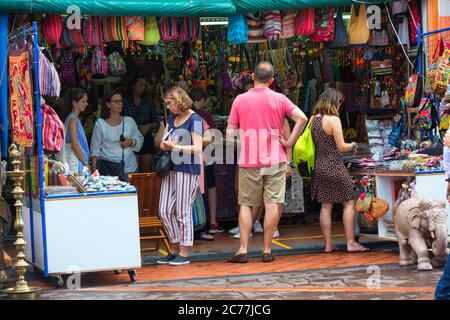 lavoratori migranti in little india street singapore, singapore, little india singapore, colorata little india, migranti indiani singapore, dipinti murali Foto Stock