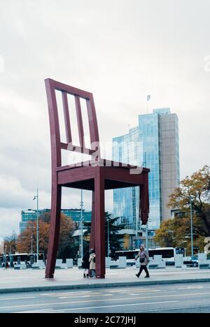 Scultura Broken Chair a Ginevra, Svizzera Foto Stock