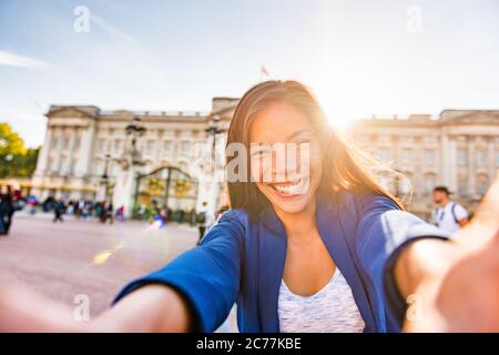 Viaggi selfie vlogger live streaming video online asian turista donna social media influencer scattare foto a Buckingham Palace Londra, Regno Unito. Europa Foto Stock