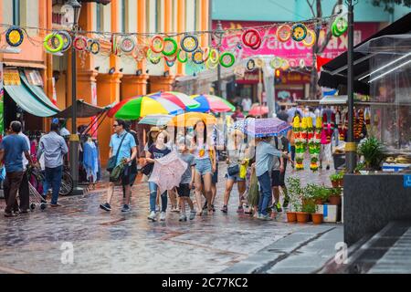 lavoratori migranti in little india street singapore, singapore, little india singapore, colorata little india, migranti indiani singapore, dipinti murali Foto Stock