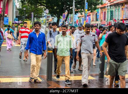 lavoratori migranti in little india street singapore, singapore, little india singapore, colorata little india, migranti indiani singapore, dipinti murali Foto Stock