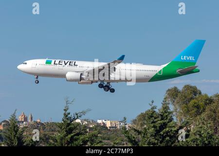 Livello (OpenSkies) Airbus A330-202 (F-HLVL) in arrivo per l'assistenza a Lufthansa Technik Malta. Foto Stock