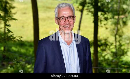 13 luglio 2020, Berlino: Jörg Simon, presidente del consiglio di amministrazione di Berliner Wasserbetriebe, in occasione di un evento stampa per l'irrorazione del Barssee essiccato con acqua trattata. Il lago è minacciato dalla riduzione delle acque sotterranee e dalla siccità. Per migliorare le condizioni di vita degli animali e delle piante nella brughiera dell'altalena, l'acqua acida necessaria per le brughiere, che è bassa in minerali e sostanze nutritive, è prodotta da una pianta di osmosi inversa. Grunewald è uno dei più importanti bacini idrici di Berlino. Qui, i pozzi delle acque di Beelitzhof e Tiefwerder producono acqua potabile per più di Foto Stock