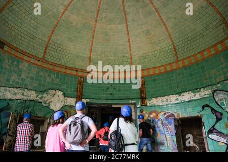 Beelitz, Germania. 10 luglio 2020. Sulla zona degli ex sanatori polmonari a Beelitz-Heilstätten, sono offerti visite guidate degli edifici elencati, come qui nella costruzione dell'intervento chirurgico. Il sentiero lungo 320 metri "Tree and Time" si trova anche sul terreno. Credit: Jens Kalaene/dpa-Zentralbild/dpa/Alamy Live News Foto Stock