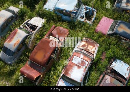 Auto decadenti viste da un'angolazione elevata. Foto Stock