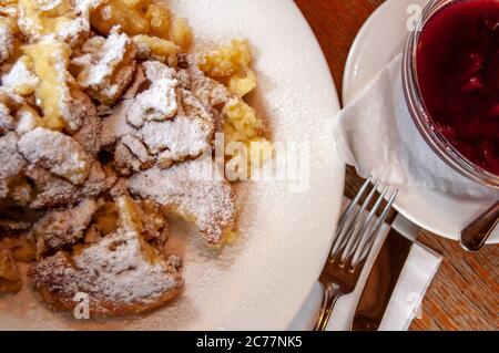 kaiserschmarrn con salsa di prugne e zucchero a velo Foto Stock