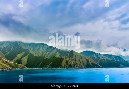 Il lago alpino di Tianchi si trova sul lato nord della Bogda Shan, Xinjiang, Cina Foto Stock