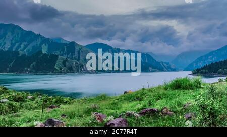 Il lago di Tianchi in estate e il monte Bogda in lontananza Foto Stock