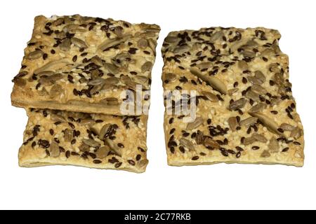 Biscotti con noci e semi, isolati su bianco Foto Stock