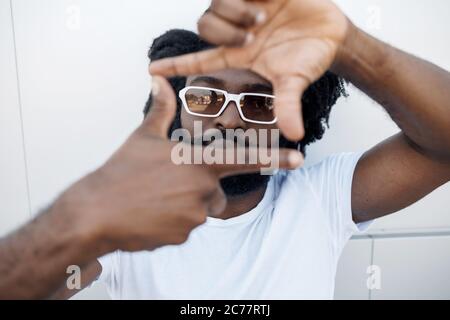 Ritratto di un bell'uomo nero che fa sparare a mani all'aperto Foto Stock