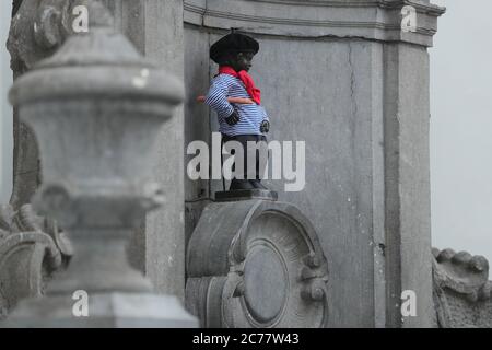 Qingdao, Belgio. 14 luglio 2020. Il Manneken-Pis è visto in un vestito con beret e baguette a Bruxelles, Belgio, 14 luglio 2020. Manneken-Pis, il simbolo del folklore di Bruxelles, si prende costumi in occasione di grandi eventi. Il martedì indossava un vestito con beretto e baguette per commemorare la giornata nazionale francese che cade il 14 luglio di ogni anno. Credit: Zheng Huansong/Xinhua/Alamy Live News Foto Stock