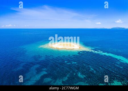 Costa Adriatica in Croazia, bella piccola isola di Mali Lagan in mare turchese nell'arcipelago Dugi Otok, vista aerea di dal drone Foto Stock