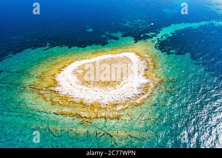 Costa Adriatica in Croazia, bella piccola isola di Mali Lagan in mare turchese nell'arcipelago Dugi Otok, vista aerea di dal drone Foto Stock