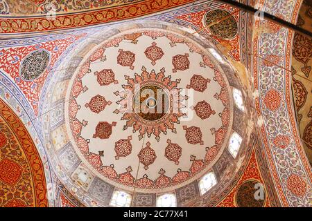 All'interno della Moschea Blu, conosciuta anche come Moschea del Sultano Ahmed, le piastrelle blu dipinte a mano adornano le pareti interne della moschea a Istanbul, Turchia. Era co Foto Stock