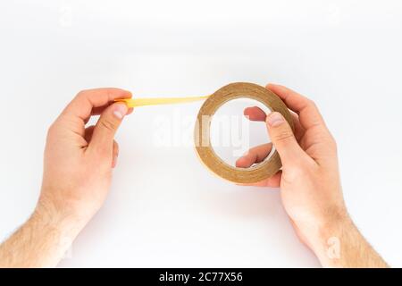 nastro in mano su sfondo bianco Foto Stock