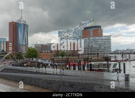 Vista dell'Elbphilharmonie e dell'Hafencity in tempo piovoso, Amburgo, Germania Foto Stock