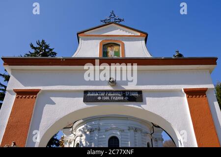 Fruska Gora / Serbia - 24 marzo 2019: Monastero di Vrdnik-Ravanica, monastero ortodosso serbo sulla montagna di Fruska Gora nella provincia di Vojvodina Foto Stock