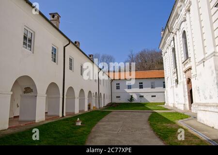 Monastero di Vrdnik-Ravanica, monastero ortodosso serbo sulla montagna di Fruska Gora nella provincia di Vojvodina, nella Serbia settentrionale Foto Stock