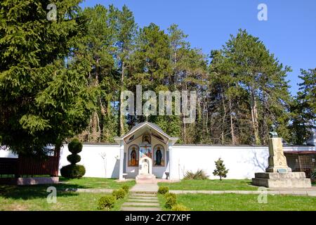 Fruska Gora / Serbia - 24 marzo 2019: Iconostasi nel monastero di Vrdnik-Ravanica, monastero ortodosso serbo sulla montagna di Fruska Gora, pro Foto Stock