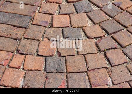 Texture sfondo di mattoni di argilla pavimentatori si dispone in un modello curvo su un percorso a piedi Foto Stock