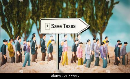 Cartello stradale direzione modo per risparmiare sulle imposte Foto Stock