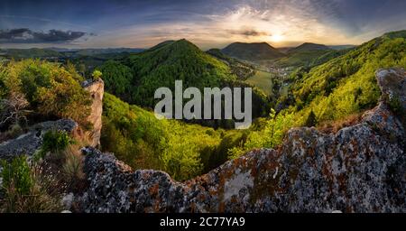 Maestoso tramonto nel paesaggio delle montagne. Cielo drammatico. Carpazi, Slovacchia, Europa. Bellezza mondo. Foto Stock