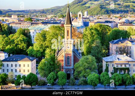 Visualizzazione classica del centro storico della città di Salisburgo con il duomo di Salisburgo e la famosa Festung Hohensalzburg, Salzburger Land, Austria Foto Stock