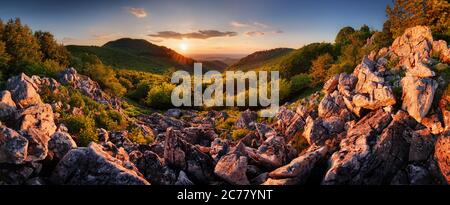 Panorama di montagna rocciosa al tramonto, bel paesaggio Foto Stock