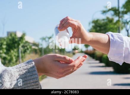 Versare il gel disinfettante per la strada, lavando le mani con un gel disinfettante. Gel disinfettante. Lavarsi le mani. Disinfettante con alcool. DOC Foto Stock