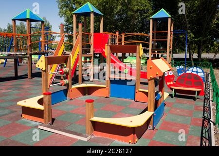 Spazio giochi vuoto per bambini. Parco giochi per bambini. Foto Stock