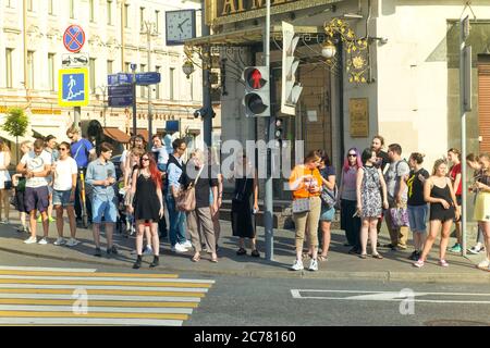 In estate, la gente di Mosca si trova al semaforo nel centro di Mosca. Passeggiate in città, popolazione della città Foto Stock