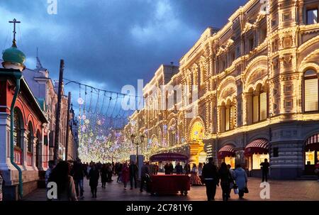 Mosca, Russia - di notte, la strada illuminata di San Nicola e la facciata del famoso grande magazzino russo GUM (Glavnyi Universalnyi Magazin), dalla Piazza Rossa, Patrimonio dell'Umanità dell'UNESCO. Foto Stock
