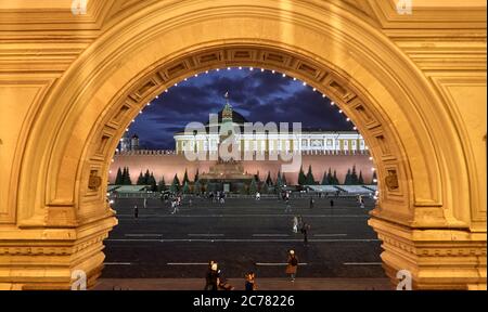 Mosca, Russia. Vista del mausoleo di Lenin e del Cremlino attraverso una delle arcate del centro commerciale GUM in Piazza Rossa, punto di riferimento di Mosca. Foto Stock