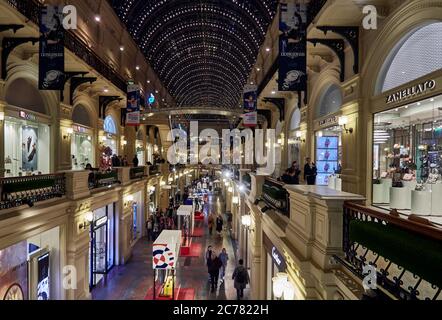 Mosca, Russia. Magnifici interni della galleria commerciale del famoso grande magazzino russo GUM (Glavnyi Universalnyi Magazin) di notte. Il centro di schopping si trova sulla Piazza Rossa. Foto Stock