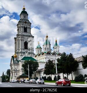 Astrakhan, Russia. Il Belfry di Prechistenskaya è la porta principale del Cremlino e sorge accanto alla cattedrale della Dormizione . Il Cremlino di Astrakhan, un monumento protetto a livello federale, è un complesso architettonico unico del XVI secolo, nonché un esempio dell'architettura religiosa del XVIII secolo. Foto Stock