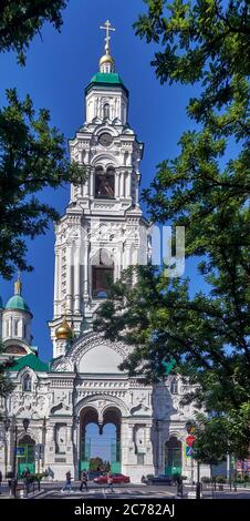 Astrakhan, Russia, il Belfry di Prechistenskaya è la porta principale del Cremlino e sorge accanto alla cattedrale della Dormizione . Il Cremlino di Astrakhan, un monumento protetto a livello federale, è un complesso architettonico unico del XVI secolo, nonché un esempio dell'architettura religiosa del XVIII secolo. Foto Stock