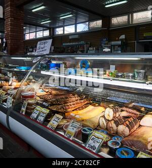 Russia, Astrakhan Oblast. La città di Astrakhan ha uno dei più grandi mercati del pesce del paese. Gli sturgoni sono presenti in tutte le stalle. Astrakhan è la città delle uova d'oro, il famoso caviale dello storione. Foto Stock