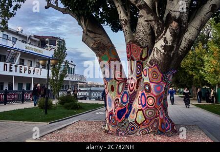 Russia, Astrakhan Oblast. Bombardamento di filati su un albero, mostrando diversi pannelli a maglia e cuciti insieme sulle banchine del Volga nella città di Astrakhan Foto Stock