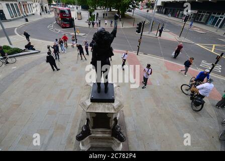 A Surge of Power (Jen Reid) 2020, di Marc Quinn, un importante scultore britannico, che è stato installato a Bristol sul sito della statua caduta del commerciante di schiavi Edward Colston. Foto Stock