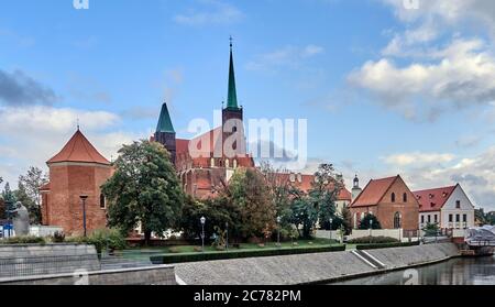 Wroclaw, bassa Slesia, vita religiosa polandica a Wroclaw. Vista sull'isola di Ostrów Tumski, l'isola della Cattedrale, tra due rami del fiume Oder. Ostrów Tumski è la parte più antica della città di Wroclaw. Foto Stock
