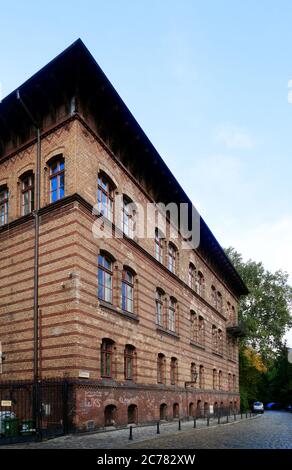 Polonia, città di Breslavia, provincia della bassa Slesia, vecchia casa in mattoni a due colori nella vecchia strada tranquilla di Kanonia Foto Stock