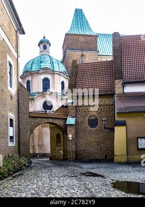 Polonia, città di Breslavia, provincia della bassa Slesia, Old Quiet Street intorno alla Cattedrale di San Giovanni Battista Foto Stock