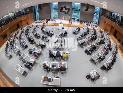 Hannover, Germania. 14 luglio 2020. Vista in Aula del parlamento della bassa Sassonia. Il parlamento di Stato decide il secondo pacchetto di crisi a Corona del governo di Stato. Credit: Julian Stratenschulte/dpa/Alamy Live News Foto Stock