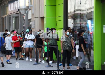 (200715) -- NEW YORK, 15 luglio 2020 (Xinhua) -- i clienti aspettano in fila per entrare in un negozio a New York, Stati Uniti, 14 luglio 2020. Il numero di casi COVID-19 negli Stati Uniti ha superato 3.4 milioni il martedì, raggiungendo 3,406,945 alle 16:38 ora locale (2038 GMT), secondo il Center for Systems Science and Engineering (CSSE) della Johns Hopkins University. Nel frattempo, il numero di morti nazionali per la malattia è salito a 136,244, secondo il CSSE. (Xinhua/Wang Ying) Foto Stock