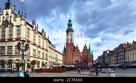 Polonia, città di Wroclaw, provincia della bassa Slesia, il Vecchio Municipio di Wrocaw si trova al centro della piazza del mercato della città. Il municipio gotico costruito dal 13 ° secolo è uno dei principali punti di riferimento della città. Oggi il Museo cittadino di Wroclaw si trova nel Vecchio Municipio (Stary Ratusz). Foto Stock