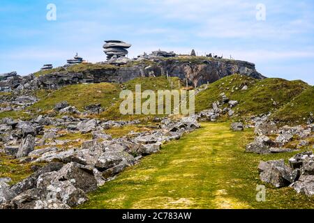 La formazione naturale di roccia di Cheesewring sembra essere equilibrata precariosamente su una cava dismessa a Stowe's Hill, Bodmin Moor, Cornwall, Inghilterra, Regno Unito. Foto Stock