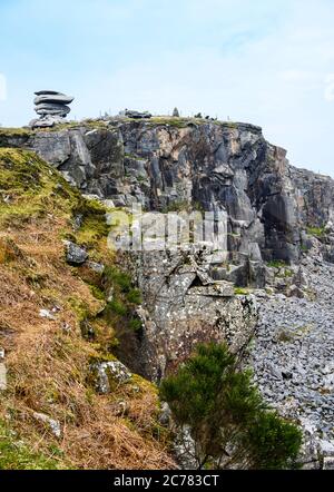 La formazione naturale di roccia di Cheesewring sembra essere equilibrata precariosamente su una cava dismessa a Stowe's Hill, Bodmin Moor, Cornwall, Inghilterra, Regno Unito. Foto Stock