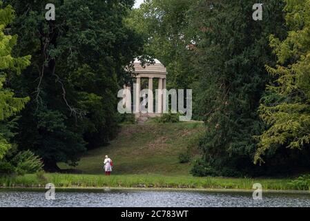 07 luglio 2020, Sassonia-Anhalt, Wörlitz: Un visitatore si trova ai piedi del tempio di Venere nel parco di Wörlitz. Fu costruito dal 1794 al 1797. Sotto il tempio si trova una grotta dedicata a Vulcanus, secondo la leggenda greca il marito di Venere. Foto: Stephan Schulz/dpa-Zentralbild/ZB Foto Stock