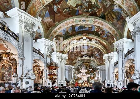 Polonia, bassa Slesia, Krzeszów, interno barocco della Basilica dell'Assunzione della Beata Vergine Maria. La Chiesa fa parte del complesso post-cistercense fondato nel XIII secolo, eretto nel XVIII secolo. Foto Stock