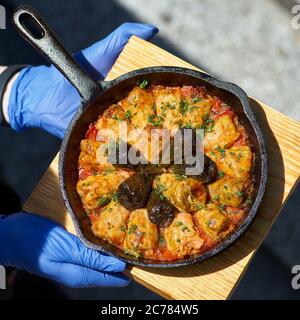 Foglie di cavolo ripieni di riso, carne tritata in salsa di pomodoro. Foto Stock